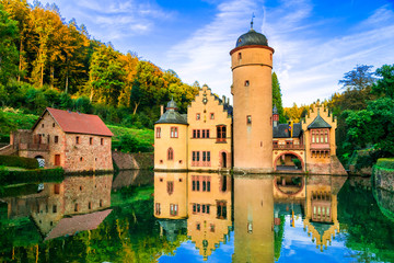 Obraz premium Piękny romantyczny zamek Mespelbrunn w Niemczech