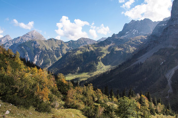 Fototapeta na wymiar Österreich - Tirol - wandern im Ahornboden