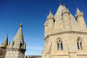 Fototapeta na wymiar Cimborrio de la catedral de Evora, Portugal