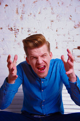 парень в синей рубашке 