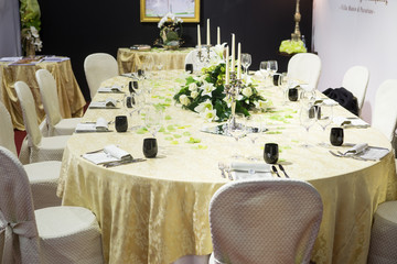 Tavolo preparato per il matrimonio con fiori e candele 