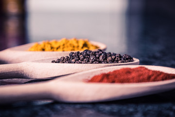 Gew&uuml;rze auf Kochl&ouml;ffel