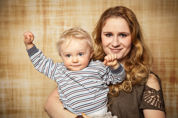 Mama hält das Kind im Arm