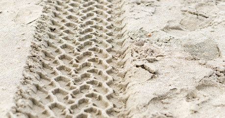 Reifenspuren im Sand / Wide