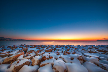 Obraz premium Early morning with snow covered stones