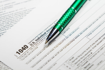 Obraz premium 1040 Tax Return Form with a Pen