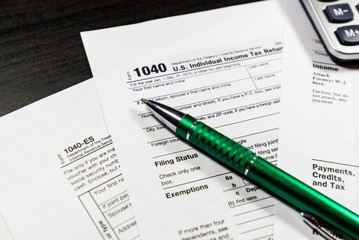 Obraz premium 1040 Tax Return Form with a Pen