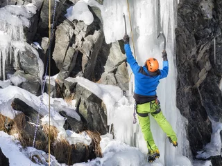 Fototapeten Mann klettert auf Eis in den Bergen © Federico Rostagno