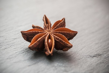 anis séché sur fond en ardoise