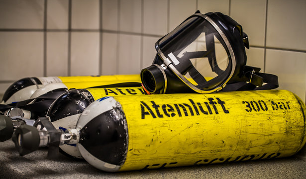 HDR - Feuerwehr Sauerstoffflasche mit Atemschutzmaske