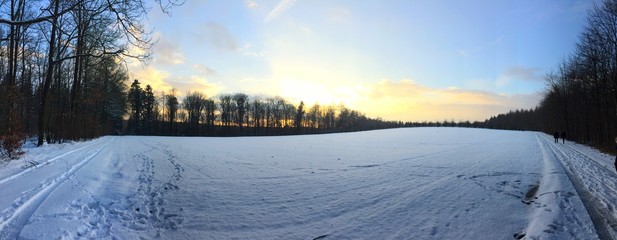 sonnenuntergang mit schnee
