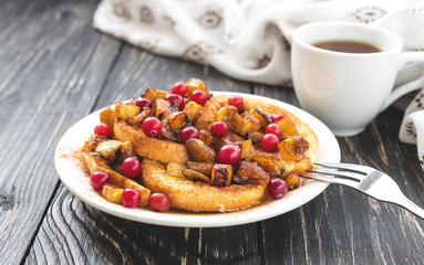 Hot french toasts with caramelized apples and coffee