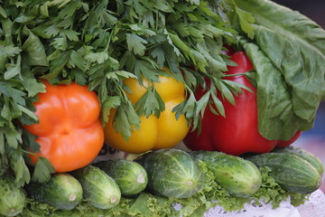 Три перца и зелень на рынке