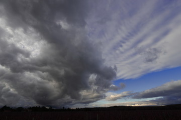 Fototapeta na wymiar Ciel orageux dans le Razès, Aude, France
