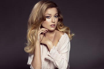 Naklejka premium Natural blonde woman posing.