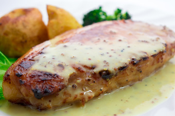 マスタードソースかけハムステーキ