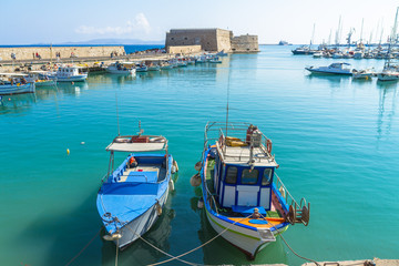 Obraz premium Śródziemnomorski wenecki port i forteca panorama widok Heraklion
