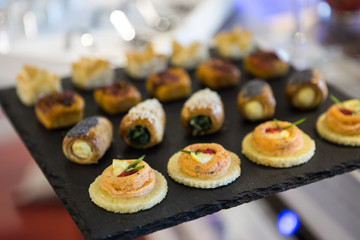 buonissimi dolci assortiti su piatto nero 