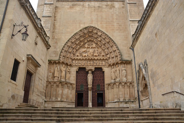 Fototapeta na wymiar escalinata de entrada a la Catedral de Burgos