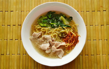 crispy fried egg noodle with marinated pork and Chinese kale in gravy sauce