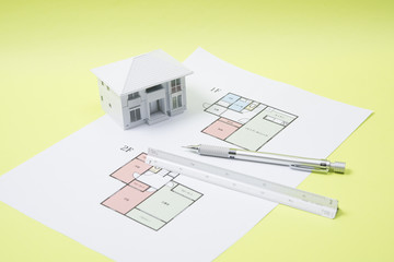 住宅設計のイメージ　住宅の設計図と模型