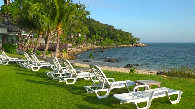 Sun loungers overlooking the ocean Excellent views of the ocean, gorgeous palm trees beautiful water. Bounty Island.