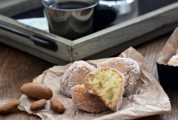 Amarelli, Amaretti alle Mandorle auf Holztisch, Espresso im Hintergrund / Food Styling 