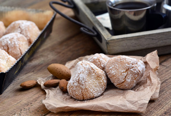Amarelli, Amaretti alle Mandorle, Rustikal angerichtet auf Tisch / Food Styling 