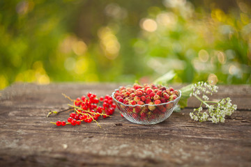 tasty ripe berries in  bowl on  table