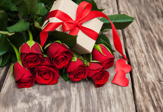 Red roses and gift box