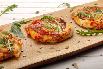 Small Pizza with mozzarella Cheese, ham and arugula