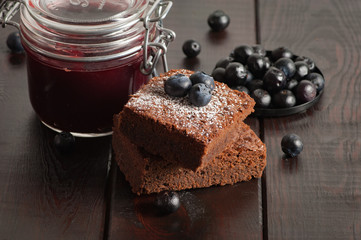 Schokoladen-Brownies mit Heidelbeeren & Marmelade