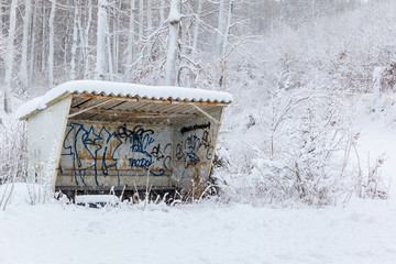 Bushaltestelle im Schnee