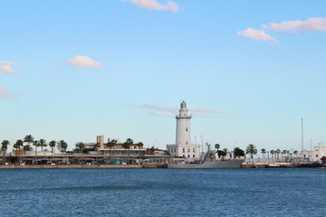 Fototapeta na wymiar Faro en el puerto de Málaga