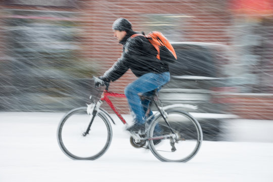 Fototapeta Cyclist on the city roadway