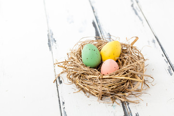 påskdekoration mot vit vintage trä bakgrund