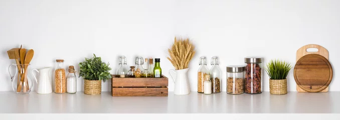 Papier Peint photo Lavable Herbes Étagère de cuisine avec diverses herbes, épices, ustensiles sur fond blanc