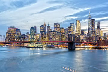 Naklejka premium New York Skyline at Night from Manhattan Bridge