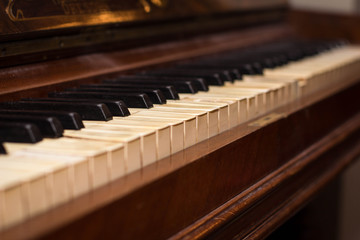 Fototapeta na wymiar antikvariatas the old brown Grand piano with broken keys