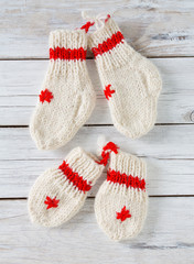 Obraz na płótnie Canvas knitted baby socks and mittens