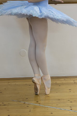Le gambe della ballerina sulle punte