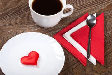 Бокал красного вина к дню Святого Валентина.