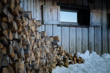 Holz vor der Hütte 