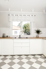 interiör bild av ett stilrent kök med grårutigt golv