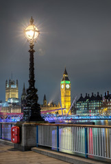 Fototapeta premium Big Ben und Westminster bei Nacht gesehen von der Southbank in London