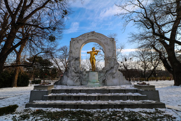 Das Johann Strauß Denkmal in dem Wiener Stadtpark