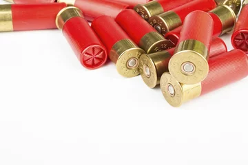 Deurstickers 12 gauge rode jachtpatronen voor jachtgeweer. Macro-opname. © kolidzei