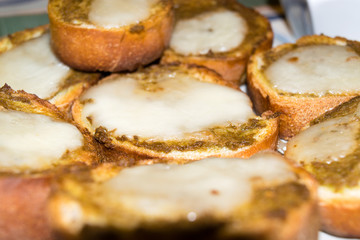 Bruschette con patè di olive e formaggio 