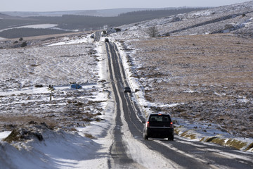 Obraz premium Winter landscape across Dartmoor. Trafffic flow along the B3212 road close to Postbridge in the Dartmoor National Park in Devon England UK January 2017
