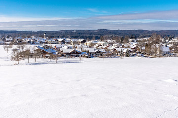 Fototapeta na wymiar Eine dicke Schneedecke liegt über den Ortschaften in Bayern